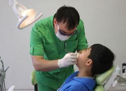 Врач-стоматолог Рамазанов Ш.М. во время работы